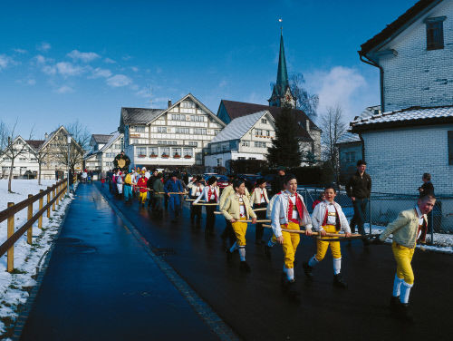 Праздничная процессия в Штайне-на-Рейне (Stein am Rhein). Молодые люди проносят наряженную елку, называемую «Bloch» через весь город.