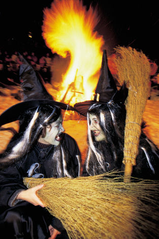 Каждый январь в деревне Белальп (Belalp) проходит костюмированный «Фестиваль ведьм». Профессиональные горнолыжники и любители этого спорта наряжаются в костюмы ведьм и спускаются с гор. Существует легенда, что в древности в этой местности обита ведьма, которая не давала местным жителям покоя.