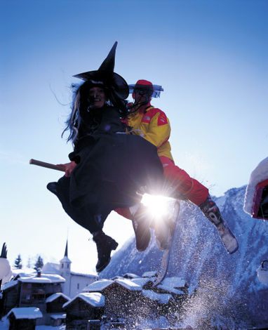 Каждый январь в деревне Белальп (Belalp) проходит костюмированный «Фестиваль ведьм». Профессиональные горнолыжники и любители этого спорта наряжаются в костюмы ведьм и спускаются с гор. Существует легенда, что в древности в этой местности обита ведьма, которая не давала местным жителям покоя.