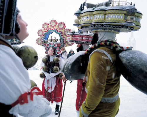 В швейцарской деревушке Урнаш (Urnaesch), кантон Аппенцелль — Ауссерроден (Appenzell Ausserrhoden), Новый год отмечают в ночь с 13 на 14 января. Перед праздником молодые люди наряжаются в маскарадные костюмы и, весело проходя шумными группами от дома к дому, желают хозяевам счастливого нового года. Персонажи новогоднего маскарада разделены на группы: Красивые, Уродливые, Лесовики