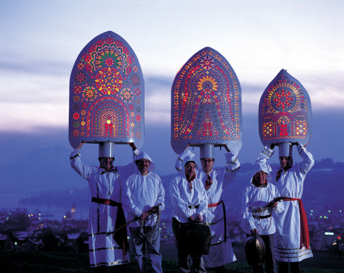 Каждый год в День Святого Николая в местечке Кюснахт-ам-Риги (Küssnacht am Rigi), кантон Швиц (Schwyz), проходит костюмированный парад, который призван очистить город от злых духов перед началом нового года. В процессии принимают участие  несколько персонажей: кнутобойцы (щелчком кнута они изгоняют нечисть с городских улиц), так называемые иффеленосцы (от называния головного убора – «иффель»), святой Николай и его помощники, которые раздают конфеты детям и мужчины, держащие на поясе колокол. Иффеленосцы надевают на голову убор, выполненный из картона в виде епископской митры с мозаичным узором, внутрь которого вставляются свечи.