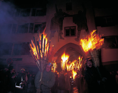 Парад огней в городе Листаль (Liestal), кантон Базель-Ланд (Basel-Land). Процессия с огромными факелами и тележками с горящими дровами проходит через ворота на главной улице города.