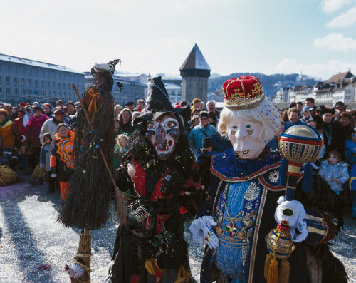Fasnacht (Карнавал) в Люцерне – одно из самых красочных и зрелищ в Швейцарии. Главным героем карнавала считается персонаж Фритци, вымыленный глава самой старой гильдии Люцерна - Гильдии шафрана. Основными участниками парада являются Guggemuusige, группы ряженых музыкантов, которые громко и  невпопад выводят известные швейцарцам мелодии.