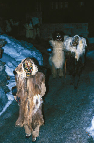 Жители долины Летчен (Loetschen) в кантоне Вале (Valais), одетые в традиционные карнавальные костюмы Руатшегатте (Roitschaeggaetae), недалеко от Киппеля (Kippel).  Костюмы, в которые они одеты, призваны напугать зиму, чтобы  она быстрее ушла 