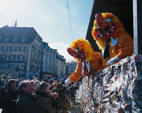 Карнавал в Базеле проходит в течение трех суток в период с февраля по март – каждый год даты смещаются. Во время праздника по улицам города шествуют костюмированные группы, которые, помимо прочего, играют на духовых и ударных инструментах. 