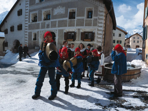 Каждый год в конце зимы в деревушке Гуарда (Guarda), Нижний Энгадин (Lower Engadin) учащие местных школ проводят традиционный обряд встречи весны «Chalandamarz&#187– они маршируют по городу, звенят в колокольчики и поют особые песни