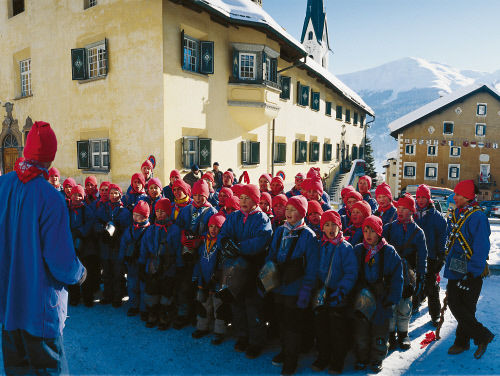 Каждый год в конце зимы в деревушке Гуарда (Guarda), Нижний Энгадин (Lower Engadin) учащие местных школ проводят традиционный обряд встречи весны «Chalandamarz&#187– они маршируют по городу, звенят в колокольчики и поют особые песни