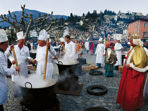 Праздник Ризоттата (Risottata) в Асконе (Ascona), кантон Тичино (Ticino). Традиция проведенияч праздника восходит к обычаю обильного приема пищи перед началом поста.