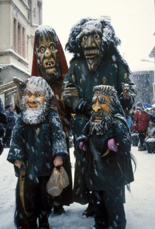 Каждый год 2 января в Интерлакене (Interlaken), кантон  Берн (Bern), проходит традиционный праздник «Harder-Potschete». во время которого местные жители одеваютсяч в устрашающие костюмы и традиционными танцами, как считается, изгоняют из города злых духов.