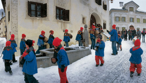 Каждый год в конце зимы в деревушке Гуарда (Guarda), Нижний Энгадин (Lower Engadin) учащие местных школ проводят традиционный обряд встречи весны «Chalandamarz&#187– они маршируют по городу, звенят в колокольчики и поют особые песни