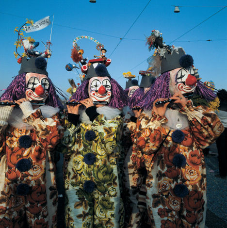 Карнавал в Базеле проходит в течение трех суток в период с февраля по март – каждый год даты смещаются. Во время праздника по улицам города шествуют костюмированные группы, которые, помимо прочего, играют на духовых и ударных инструментах. 