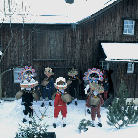 В швейцарской деревушке Урнаш (Urnaesch), кантон Аппенцелль — Ауссерроден (Appenzell Ausserrhoden), Новый год отмечают в ночь с 13 на 14 января. Перед праздником молодые люди наряжаются в маскарадные костюмы и, весело проходя шумными группами от дома к дому, желают хозяевам счастливого нового года. Персонажи новогоднего маскарада разделены на группы: Красивые, Уродливые, Лесовики