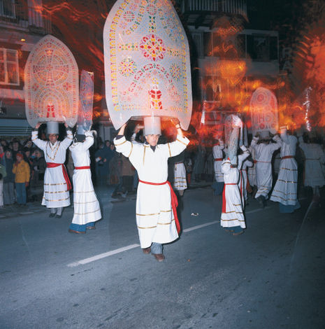 6	Каждый год в День Святого Николая в местечке Кюснахт-ам-Риги (Küssnacht am Rigi), кантон Швиц (Schwyz), проходит костюмированный парад, который призван очистить город от злых духов перед началом нового года. В процессии принимают участие  несколько персонажей: кнутобойцы (щелчком кнута они изгоняют нечисть с городских улиц), так называемые иффеленосцы (от называния головного убора – «иффель»), святой Николай и его помощники, которые раздают конфеты детям и мужчины, держащие на поясе колокол. Иффеленосцы надевают на голову убор, выполненный из картона в виде епископской митры с мозаичным узором, внутрь которого вставляются свечи.