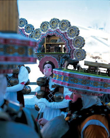 В швейцарской деревушке Урнаш (Urnaesch), кантон Аппенцелль — Ауссерроден (Appenzell Ausserrhoden), Новый год отмечают в ночь с 13 на 14 января. Перед праздником молодые люди наряжаются в маскарадные костюмы и, весело проходя шумными группами от дома к дому, желают хозяевам счастливого нового года. Персонажи новогоднего маскарада разделены на группы: Красивые, Уродливые, Лесовики