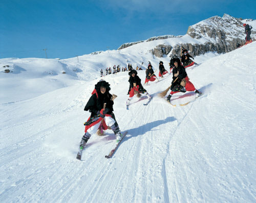 Каждый январь в деревне Белальп (Belalp) проходит костюмированный «Фестиваль ведьм». Профессиональные горнолыжники и любители этого спорта наряжаются в костюмы ведьм и спускаются с гор. Существует легенда, что в древности в этой местности обита ведьма, которая не давала местным жителям покоя.