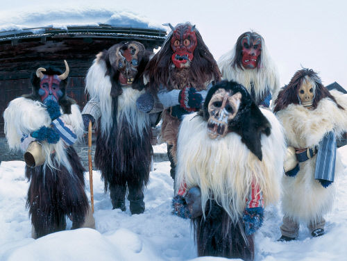 В швейцарской деревушке Урнаш (Urnaesch), кантон Аппенцелль — Ауссерроден (Appenzell Ausserrhoden), Новый год отмечают в ночь с 13 на 14 января. Перед праздником молодые люди наряжаются в маскарадные костюмы и, весело проходя шумными группами от дома к дому, желают хозяевам счастливого нового года. Персонажи новогоднего маскарада разделены на группы: Красивые, Уродливые, Лесовики