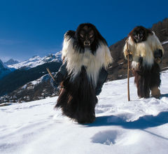 Жители долины Летчен (Loetschen) в кантоне Вале (Valais), одетые в традиционные карнавальные костюмы Руатшегатте (Roitschaeggaetae), недалеко от Киппеля (Kippel).  Костюмы, в которые они одеты, призваны напугать зиму, чтобы  она быстрее ушла 