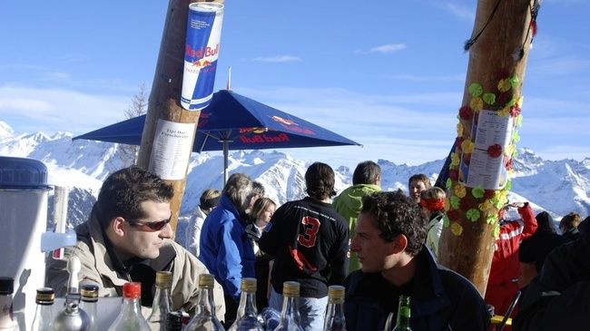 В Kühboden Restaurant и в баре «Steffis Kuhstall» вам всегда предложат широкий выбор прохладительных напитков, кантон Вале 