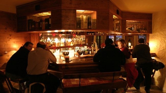 Tchin Tchin в Вале поможет накатавшимся вдоволь лыжникам снять усталость прошедшего дня. Здесь, в швейцарской атмосфере эксклюзивности можно утолить жажду и немного перекусить. В выходные в Tchin Tchin играет пианист