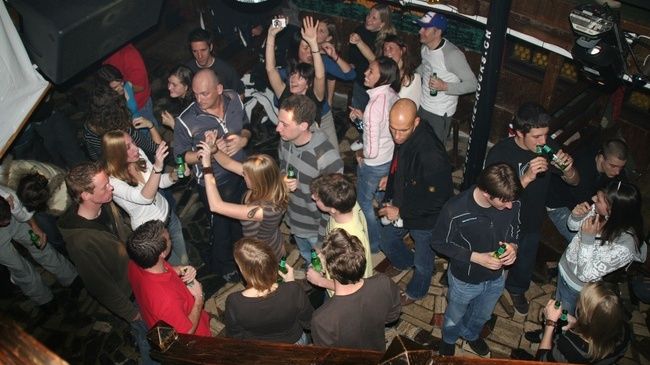 Диско-бар «на скалах» (Bar & Disco «on the rocks») в Riederalp – место, которое просто необходимо знать настоящим поклонникам ночной жизни. Дартс, бильярд, настольный футбол, музыкальный автомат, прохладные коктейли, закуски и специальные блюда - это только малая толика того, что предлагает своим гостям бар