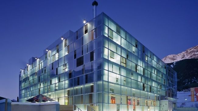 Cube Savognin – уникально место, воплощающее в себе контраст между городским дизайном и  видом нетронутой природы альпийских гор. Здесь можно отдохнуть в зоне чил-аут, выпить кружку-другую пива и поделиться своими впечатлениями от отдыха с приятным собеседником