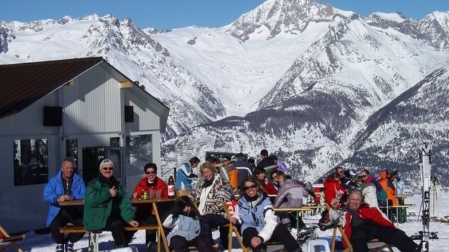 Закрытый бар Paradiesli согреет поклонников лыжного спорта после насыщенного дня напитками и фондю и даст возможность насладиться живой музыкой 