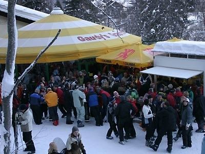 Апре-ски бар Gaudy у подножия лыжного склона Gotschna, Граубюнден. Здесь каждый день празднуется праздник солнца или снега или и того, и другого. Каждый денб гостей ждет прекрасная атмосфера, а в выходные–еще и живая музыка