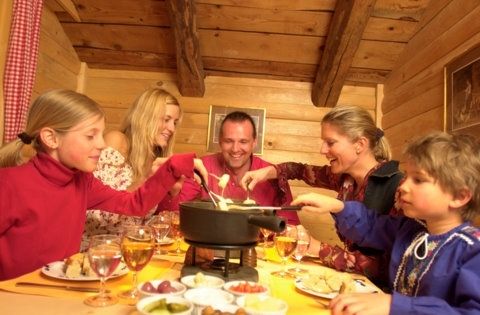 Деревенский ресторанчик Stall Prätschli расположен в непосредственной близости от горнолыжного склона, что делает его идеальным место для отдыха после катания. После нескольких стаканчиков согревающих напитков на первом этаже у камина гости могут подняться наверх и насладиться сырным фондю, Граубюнден 