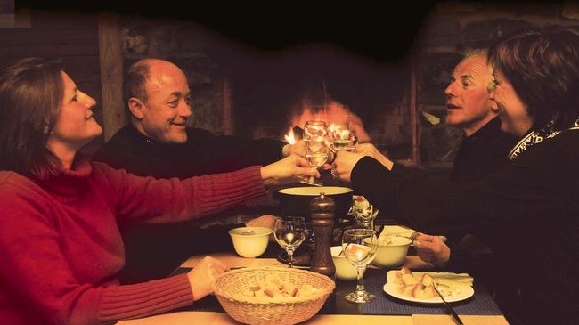 «Живая» музыка и фондю в уютной атмосфере ресторана Mägisalp – то, что нужно после насыщенного дня на горнолыжном курорте, Бернес Оберланд 