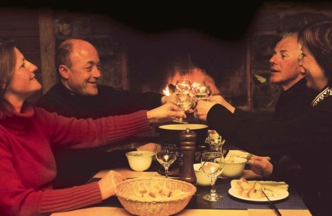 «Живая» музыка и фондю в уютной атмосфере ресторана Mägisalp – то, что нужно после насыщенного дня на горнолыжном курорте, Бернес Оберланд 