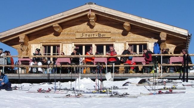 Start Bar в Венгене также может «накормить» свои гостей блюдами домашней кухни. Впрочем, прежде всего, заведение знаменито тем, что находится в самом начале знаменитой трассы Lauberhorn— там часто проводятся праздничные мероприятия и музыкальные фестивали. Также Start Bar является начальным пунктом вечерник прогулок на лыжах.