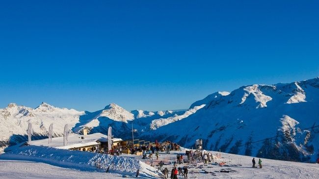 Skihütte Alpina в Санкт-Мориц предлагает своим гостям попробовать блюда домашней кухни — пасту , фондю и другие блюда, от которых без ума сами швейцарцы. Сделать это можно на большой солнечной трассе, где также находится «снежный бар». 