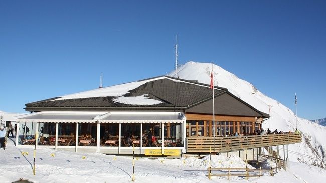 Посетители Restaurant Alp Trida Sattel в Самнауне могут пользоваться услугами официанта или обслуживать себя самим. Однако «изюминка» заведения -  в панорамном виде на горы тирольского региона, который открывается из окон Restaurant Alp Trida Sattel.