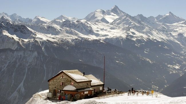 Ресторан Cabane де Violettes в Кран -Монтане предлагает своим посетителям остаться на ночлег в Швейцарском альпийском Клубе. На обед и ужин гостям подается, в том числе, специальное блюдо — лазанья с сырной корочкой.