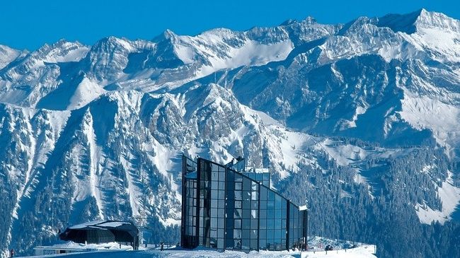 Вращающийся ресторан  Le Kuklos прекрасно выписывается в окружающую природу, предлагая своим гостям полюбоваться на  Эйгер и Монблан сидя на одном месте. За полтора часа ресторан совершает полный круг, что позволяет гостям осмотреть окрестности на 360 градусов. В ресторане предлагаются сырные и другие блюда региональной кухни.