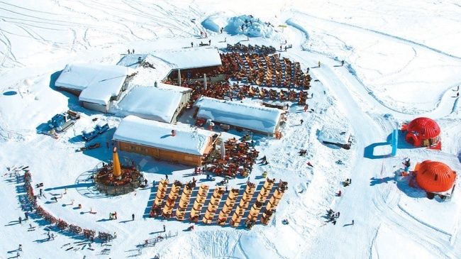 Отведать блюда швейцарской кухни предлагает своим посетителям и ресторан Bergrestaurant в Арозе. Владельцы ресторана утверждают, что здесь каждый найдет что-то для себя — на территории горной хижины, в которой расположен Bergrestaurant, есть ресторан, бар и зона лаундж. 