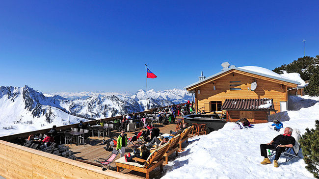 Bergrestaurant Sareiserjoch привлекает посетителей, прежде всего, своей великолепной солнечной террасой с панорамным видом и швейцарской национальной кухней