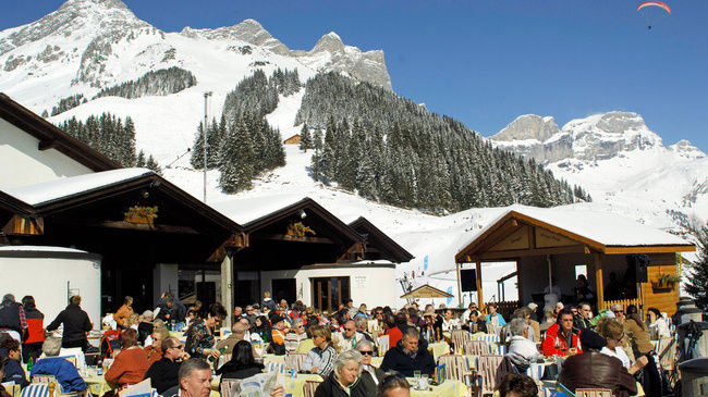 С широких, залитых солнцем террас ресторана Ristis в Энгельберге открывается великолепный вид на горы Титлис. Ristis отлично подходит для проведения праздничных мероприятий (свадьбы, банкеты, семейные торжества), рассчитанных на 260 гостей. В ресторане также есть игровая площадка, а в нескольких минутах от него — парк аттракционов Yeti Park. Каждое воскресенье в ресторане звучит живая музыка. Гостям на выбор предлагается 260 видов вина.