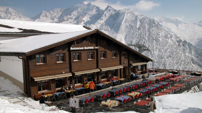 Bergrestaurant Hannig (Саас-Фе) — отличное место для всей семьи. Гостям отеля предлагается попробовать специальные блюда - Spatzli (домашнее блюдо из макарон) и Rasti (своего рода оладьи), сервированных в кастрюле,  томатное фондю - расположившись в кресле одной из солнечных террас ресторана с панорамным видом.  Для маленьких гостей в ресторане есть игровой уголок.
