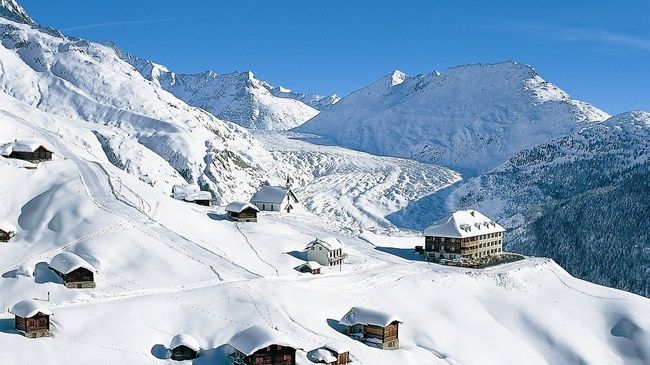 Ресторан отеля Belalp находится на высоте  2137 метров, откуда открывается впечатляющий вид на долину Массе. Отель был построен на месте поселения англичан, основавших в Швейцарии первый Альпийский клуб. Отель располагает не только номерами и солнечной террасой, но и  комнатой для проведения семинаров, предлагая свои клиентом совместить приятное с полезным.