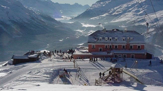 Ресторан отеля Berghotel Muottas Muragl, разместившегося в здании бывшей альпийской фермы, завораживает своей атмосферой — расположенная вдали от шума и суеты, с видом на озера Верхнего Энгадина, 17-комнатная гостиница отдает в распоряжение туристов 17 комнат и игровую площадку, которая открыта круглый год. В ресторане подают фондю и местные блюда.