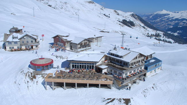 В ресторане Berghotel Hahnenmoospass отеля Mountain гости могут отведать блюда швейцарской кухни, в том числе домашнюю яичную лапшу Spatzli и специальное блюдо из говядины. Также посетителям предлагаются швейцарские вина из всех регионов страны.