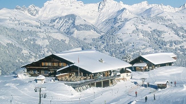 Ресторан традиционной швейцарской кухни Berghaus Wispile хорошо подходит для семейного отдыха. Расположенный на горе, откуда открывается панорамный вид на Гштаад, Berghaus Wispile предлагает своим гостям широкое разнообразие блюд, а также возможность поиграть в гольф — зимой для посетителей на территории ресторана открыто 9-луночное поле.