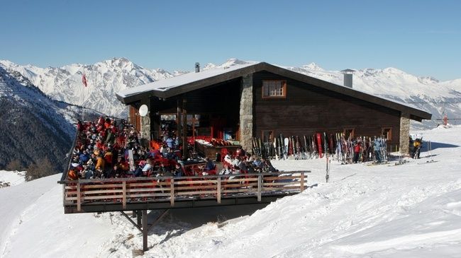 Ресторан  Combatzeline нужно обязательно посетить зимой — много солнца и много снега вам гарантировано. На солнечной террасе с завораживающим видом на Альпы, на которой может находиться одновременно до 250 человек, можно передохнуть, хорошо пообедать и набраться сил для новых приключений.