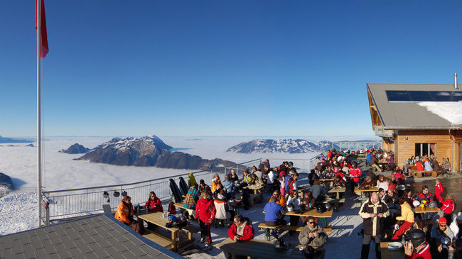 Gipfelrestaurant Fronalpstock — уютное место для встреч всей семьей и друзьями. Гостям предлагается широкий выбор блюд, включая сырное фондю и традиционное блюдо центральной Швейцарии - макароны  «Alplermagronen», а также захватывающий дух вид с самого высокого пика кантона Швиц. Здесь также модно переночевать - ресторан располагает 5 двухместными комнатами с комнатой отдыха и душем.