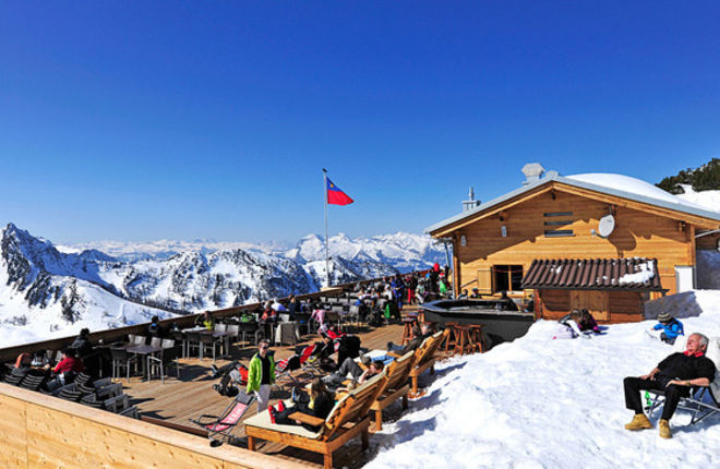 Bergrestaurant Sareiserjoch привлекает посетителей, прежде всего, своей великолепной солнечной террасой с панорамным видом и швейцарской национальной кухней