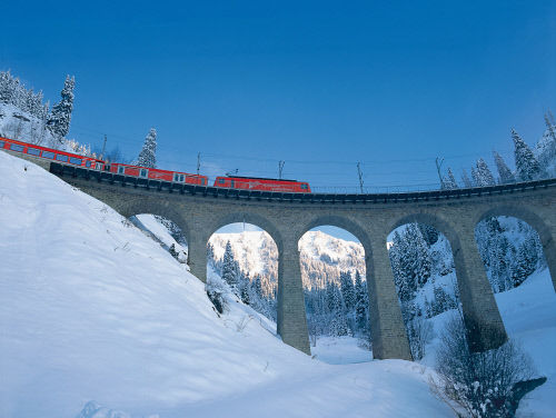 Поезд компании Matterhorn Gotthard Bahn 