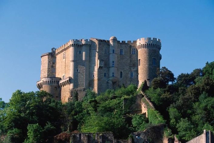 Замок Suze-la-Rousse, на вершине холма в департаменте Дром