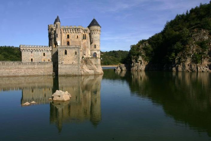  Замок la Roche на Луаре в регионе Роан (Roanne)