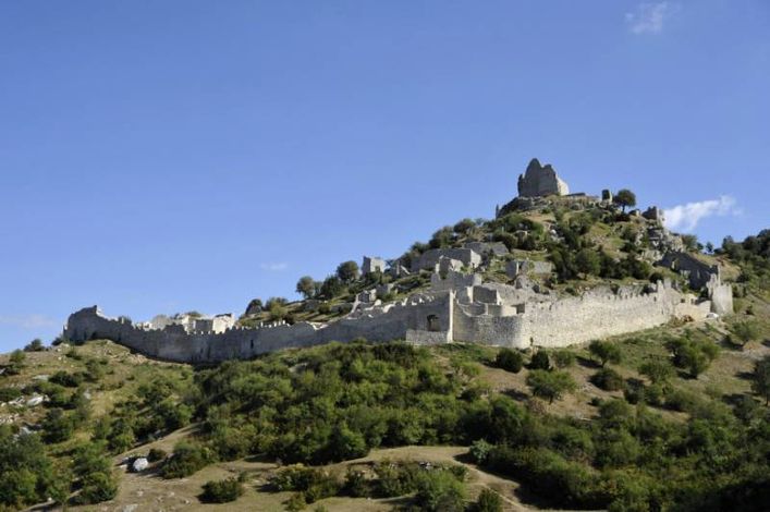 Замок Crussol в городе Сен-Пере
